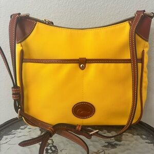 Dooney & Bourke crossbody Kimberly

H 8.5" x W 2" x L 8.25"
